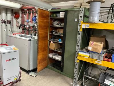 Overzichtsfoto van Cabinet with various equipment